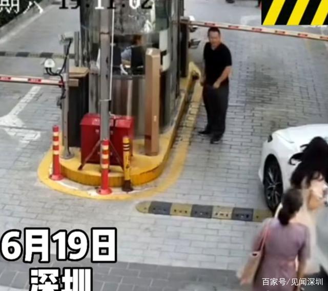 又是油門當(dāng)剎車，深圳女司機(jī)剛啟動(dòng)就撞翻崗?fù)?，女保安員骨折受傷