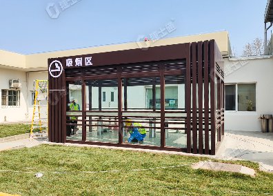 捷士通設(shè)計(jì)和生產(chǎn)的吸煙亭適用于工廠內(nèi)部，為員工提供一個(gè)方便的吸煙場(chǎng)所